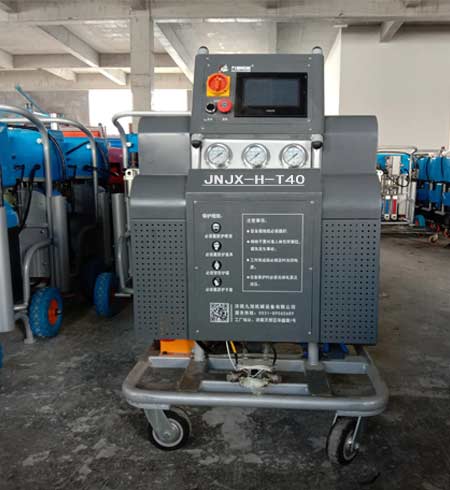 可移動聚氨酯發(fā)泡機(jī)(圖1) 液壓可移動聚氨酯發(fā)泡機(jī)