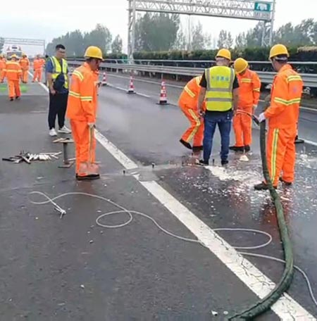 高壓注漿機(jī)哪里能買(mǎi)到(圖4) 高壓注漿機(jī)瀝青公路路基澆注加固