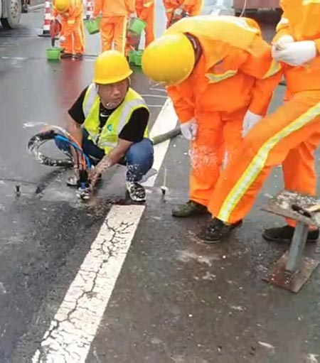 聚氨酯注漿機(圖4) 聚氨酯注漿機瀝青路面填縫施工
